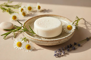 Lyckåsen - Kamomill schampokaka vilandes på ett tvålfat